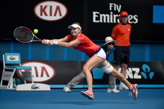 Makarova upsets Halep, Sharapova Breezes Past Bouchard at Australian Open